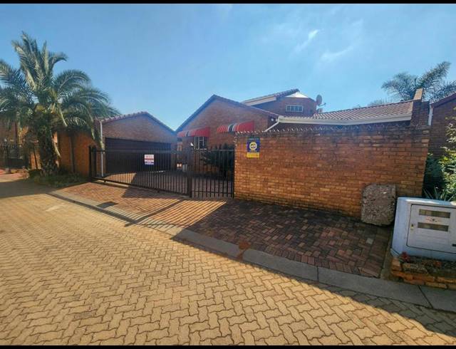 3 BEDROOM HOUSE FOR SALE IN DIE HOEWES